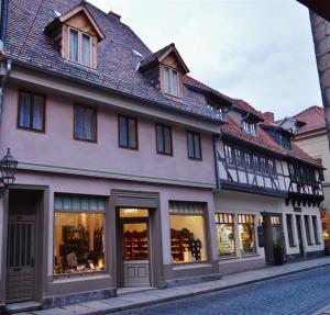 クヴェードリンブルクにあるKristallhaus anno 1438の通りに面した大きな建物