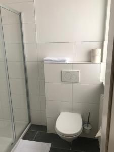 mała łazienka z toaletą i prysznicem w obiekcie Montagehotel Bed & Steel w Linzu +37 zdjęć