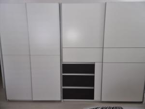 a white cabinet with a window in a room at Gästezimmer in einen Einfamilienhaus in Rudolfstetten +1 photo