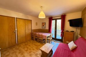 a living room with a table and a dining room at Chalet 8 pers Vars SteMarie Calme in Vars