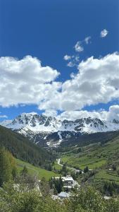 a snow covered mountain range with a house in the foreground at Chalet 8 pers Vars SteMarie Calme in Vars