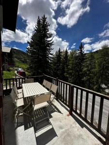 a table and chairs sitting on a balcony at Chalet 8 pers Vars SteMarie Calme in Vars