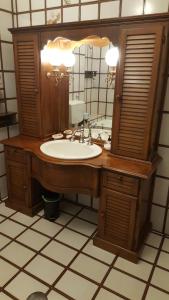 La salle de bains est pourvue d'un lavabo et d'un grand miroir. dans l'établissement B&B Villa Elvira, à San Vito