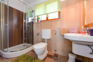 Kúpeľňa v ubytovaní Apartment Varga + 37 fotografií