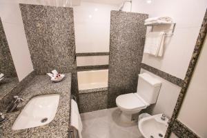 
Um banheiro em Scorial Rio Hotel
