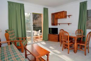 Uma área de estar em Apartamentos HC Burriana Playa