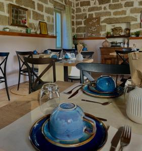 a table with two blue dishes on top of it at Chambres d'Hôtes Barraconu in Porto-Vecchio