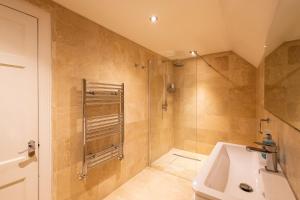 ein Badezimmer mit Dusche und Waschbecken in der Unterkunft Altskeith Country House in Aberfoyle + 47 Fotos