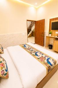 Gallery image of Cosmic Elite Krishiva Hotel Vrindavan - Affordable Rooms at Central Location in Vrindāvan