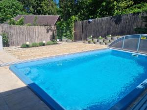 a large blue swimming pool in a backyard at Ferienzimmer Kefeder in Lochenhaus
