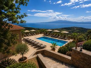 ein Resort mit Swimmingpool und Meerblick in der Unterkunft Lithos Assos in Ayvacık