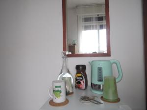 eine Küchentheke mit einem Waschbecken und einem Spiegel in der Unterkunft NavigliCenter in Mailand
