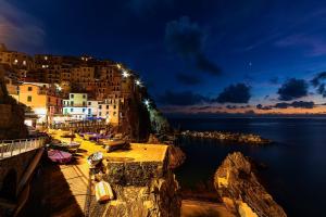 a group of buildings on the side of a cliff at La Finestra Sul Golfo in La Spezia