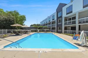 a large swimming pool in front of a building at Quality Inn Duluth - Atlanta Northeast in Duluth