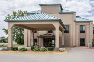 a building with a gazebo in front of it at Econo Lodge Ankeny - Des Moines in Ankeny