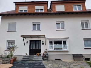 a white house with a black door at Ferienwohnung Schatzkammer in Walporzheim