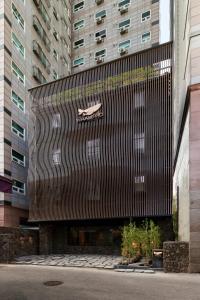 a building with a bench on the side of it at 웨일로 서울김포공항점 in Seoul