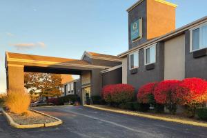 a building with a parking lot in front of it at Quality Inn Brunswick Cleveland South in Brunswick