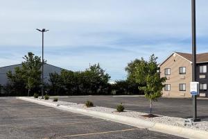 a parking lot in front of a building at Quality Inn Neosho in Neosho