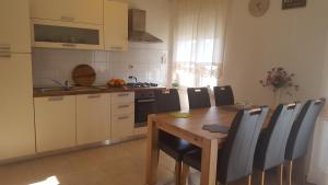 Kuchyň nebo kuchyňský kout v ubytování Apartmani Luka