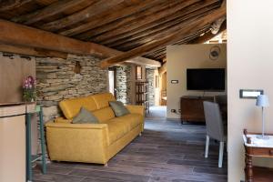 a living room with a couch and a tv at Little Chariot in Monastero di Lanzo