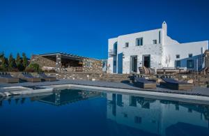 Bazén v ubytovaní Aelia Hospitality Paros alebo v jeho blízkosti