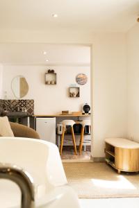 a living room with a table and a desk at Suite Pacifique - Spa privatif avec baignoire in Calais +11 photos