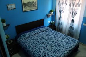 1 dormitorio azul con 1 cama con pared azul en Aracoeli, en Roma