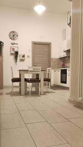 a dining room with a table and chairs in a kitchen at Il Vicoletto in Pisticci
