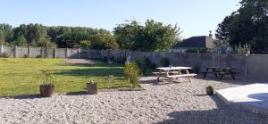 a backyard with a picnic table and a fence at Le Flobart jardin partagé in Berck-sur-Mer