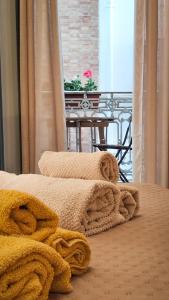 a room with two beds and a table with a table at Il Vicoletto in Pisticci