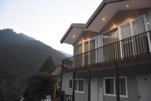 a building with a view of a mountain at Hotel Dev Darshan in Uttarkāshi