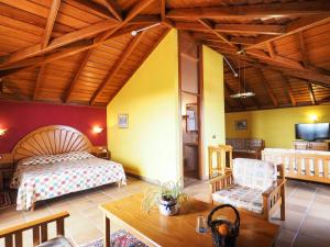 - une chambre avec un lit, une table et une chaise dans l'établissement Hotel La Palma Romántica, à Barlovento