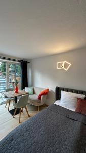 a bedroom with a bed and a table and a couch at Ferienzimmer BlatnerS Bissersheim in Bissersheim