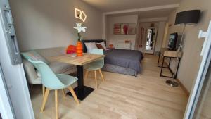 a small bedroom with a bed and a table and chairs at Ferienzimmer BlatnerS Bissersheim in Bissersheim