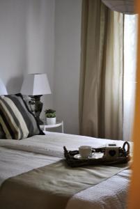 ein Bett mit einem Tablett mit einer Kaffeetasse darauf in der Unterkunft Ferienwohnung Marina Kassel in Kassel