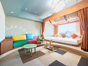ein Kinderzimmer mit Sofa und Fenster in der Unterkunft Hotel Universal Port in Osaka