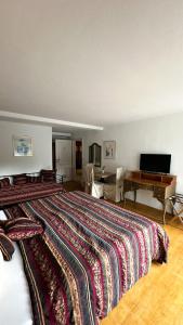 a living room with a large bed and a piano at Ferienzimmer BlatnerS Bissersheim in Bissersheim