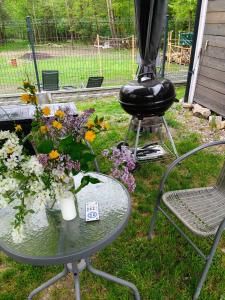 a table and chairs with flowers and a grill at 2R Relax Resort in Ubyszów +41 photos