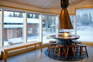 a kitchen with a table and chairs and a large window at VILLA PUUSTILA (6 mh) in Tahkovuori