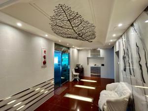 a hallway with a living room with a ceiling at Song-Jeong Bay Hotel in Busan