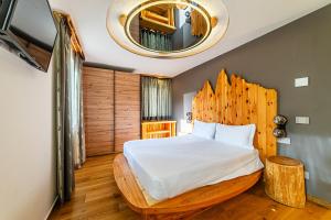 a bedroom with a large bed with a wooden headboard at Cesa Balzan in Canazei