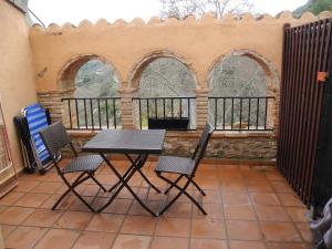 a patio with a table and chairs on a balcony at Apartment Cal Viola in Torroja