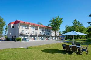 صورة لـ Wasaga Riverdocks Hotel Suites في واساغا بيتش