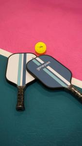ein Tennisschläger liegt auf einem Tisch in der Unterkunft Bond Hotel Rawang in Rawang