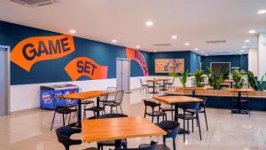 eine Gruppe von Tischen und Stühlen in einem Restaurant in der Unterkunft Bond Hotel Rawang in Rawang
