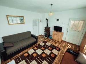 a living room with a couch and a television at Relaxare in Sohodol, Alba in Sohodol