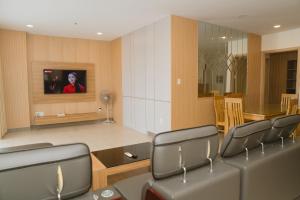 a waiting room with chairs and a tv in a room at Aria Seaside Apartment - Căn hộ nghỉ dưỡng 3PN sát biển in Vung Tau