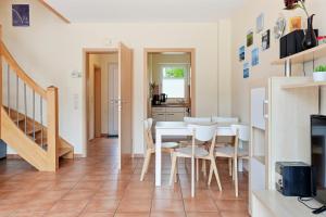 a kitchen and dining room with a table and chairs at Meeresbrise in Norddeich