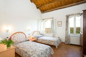 twee bedden in een kamer met twee ramen bij Agriturismo Sesta Presa in Caorle
